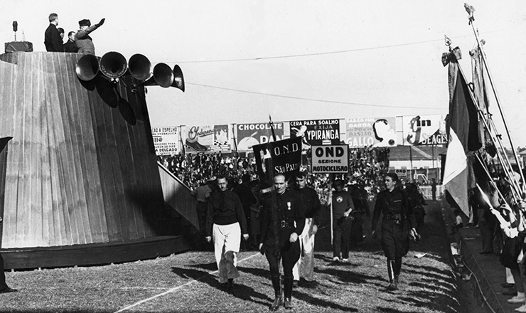  <strong> Manifestação fascista </strong> no estádio Palestra Itália, em São Paulo, no final dos anos 1930      