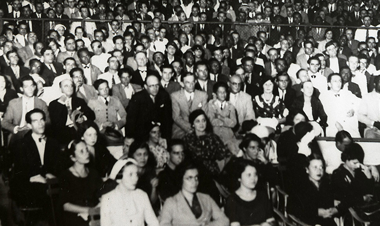  <strong> Nas arquibancadas, populares presenciam comício da ANL</strong> no estádio Brasil (Rio de Janeiro), em 13 de maio de 1935   
