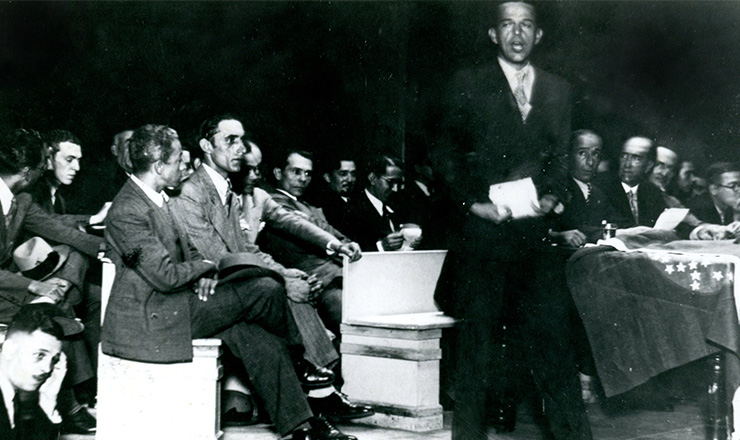  <strong> O comandante Roberto Sisson discursa </strong> durante comício da ANL no estádio Brasil, em 13 de maio de 1935      