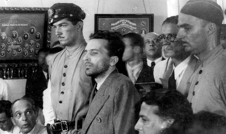  <strong> Preso, Luís Carlos Prestes chega </strong> ao quartel da Polícia Especial, em 1936, para interrogatório   