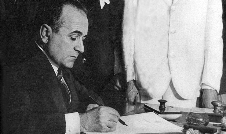  <strong> Getúlio Vargas assina</strong> os primeiros decretos após a posse no Governo Provisório, em novembro de 1930