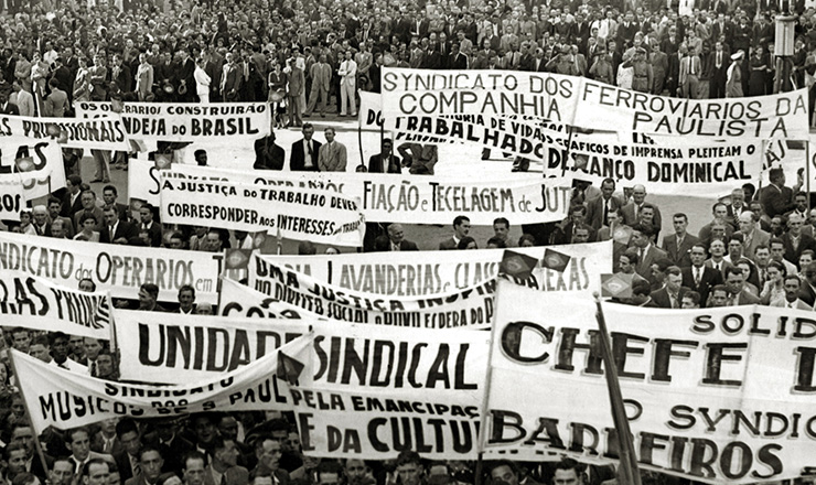  <strong> Concentração de 1º de Maio em São Paulo, </strong> quando foi anunciada a criação da Justiça do Trabalho, em 1939   