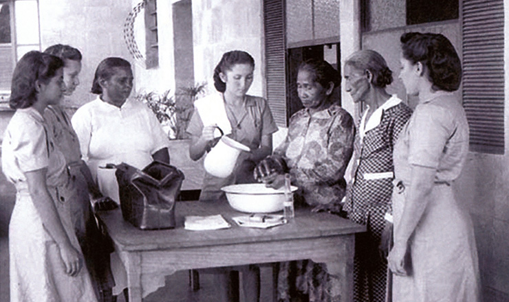  <strong> Demonstração às parteiras</strong> durante curso de visitadores sanitários em Santarém (PA)