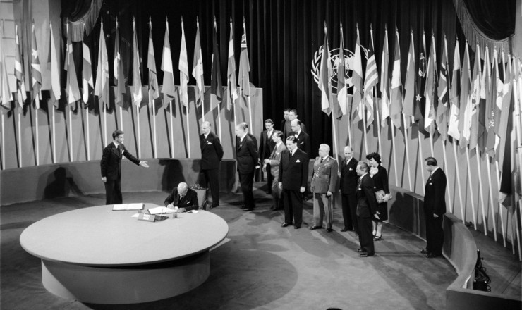  <strong> Na Conferência de São Francisco, </strong> o ministro brasileiro das Relações Exteriores, Pedro Leão Velloso, assina a Carta das Nações Unidas criando a ONU