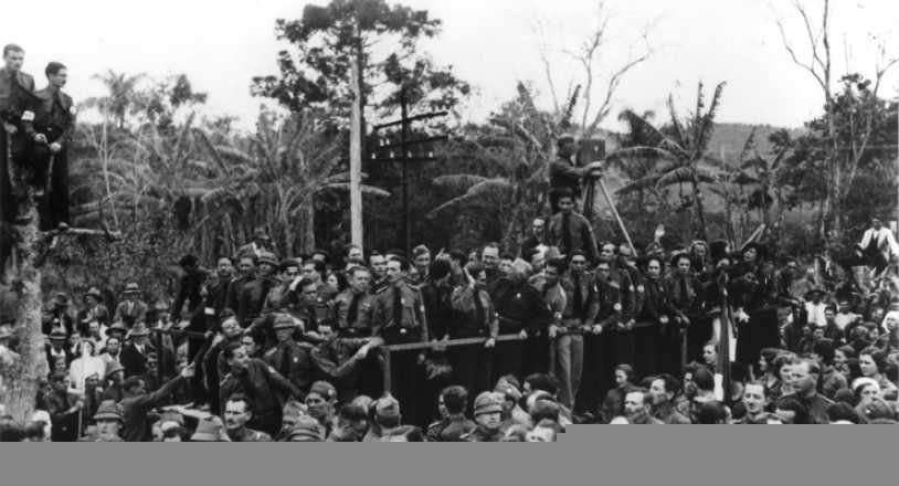  <strong> Manifestação integralista</strong> em Blumenau. Plínio Salgado aparece à esquerda, no canto do palanque