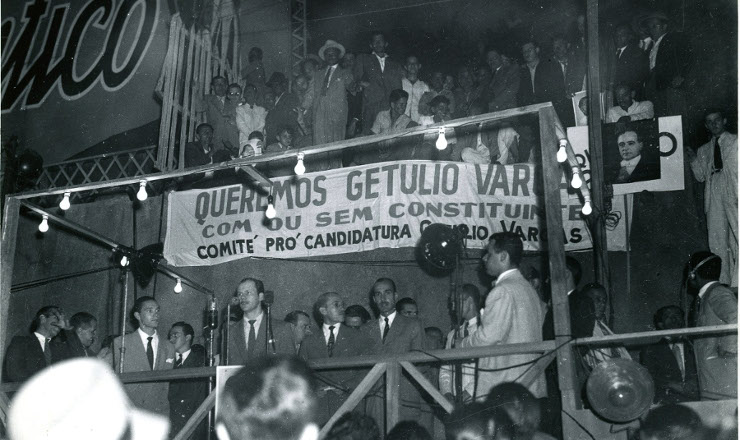  <strong> Comício queremista</strong> no largo da Carioca, em agosto de 1945 