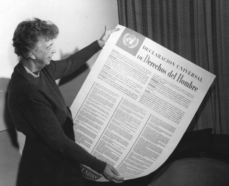  <strong> Eleanor Roosevelt, viúva do ex-presidente dos EUA Franklin Roosevelt, segura </strong> cópia da Declaração Universal dos Direitos Humanos. Ela presidiu a Comissão das Nações Unidas sobre Direitos Humanos