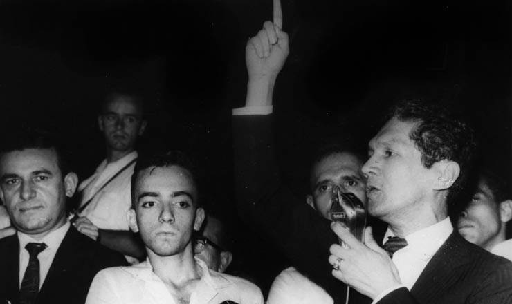       <strong> Dedo em riste, Francisco Julião </strong> <strong> discursa</strong> em comício das Ligas Camponesas, 1961