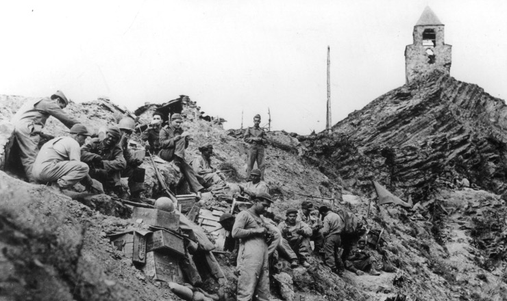  <strong> Soldados do regimento Sampaio, da FEB, guardam </strong> posição após a tomada do monte Castelo 