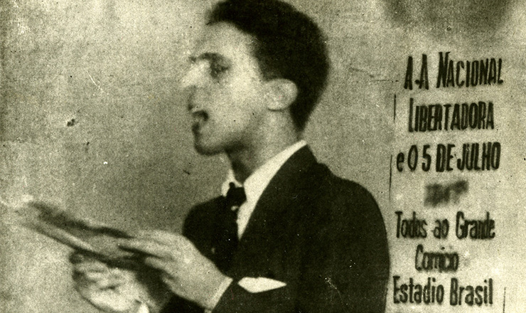  <strong> Carlos Lacerda lê o manifesto de Luís Carlos Prestes </strong> durante o ato da ANL no Rio de Janeiro, em 5 de julho de 1935   