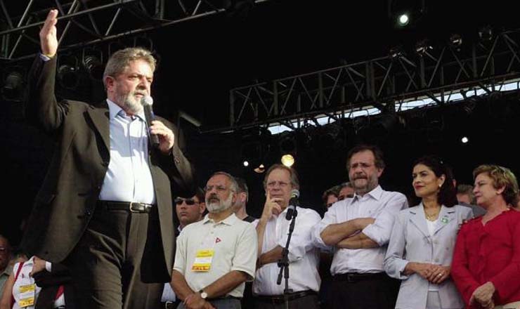  <strong> Lula discursa</strong> no 3º Fórum Social Mundial, em Porto Alegre: combate à miséria e alianças com países vizinhos