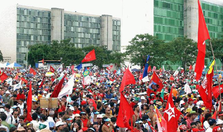  <strong> Milhares de pessoas ocupam a Esplanada dos Ministérios</strong> com faixas e bandeiras do PT para festejar a posse de Lula
