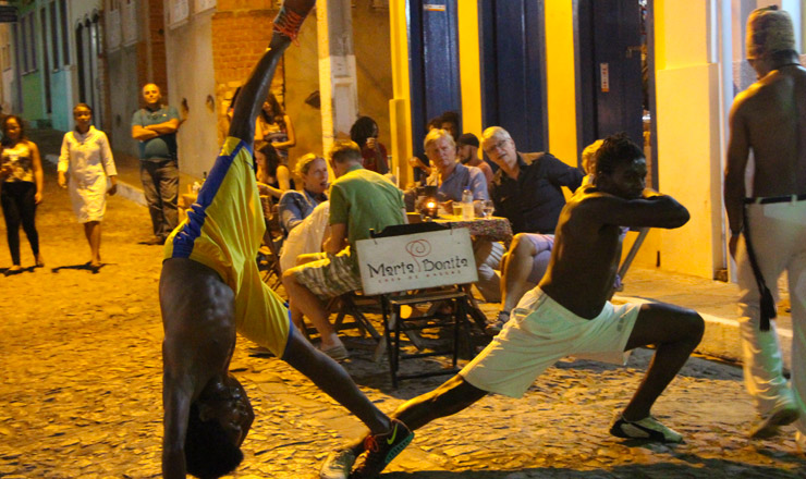  <strong> Grupo jogando capoeira</strong> em uma rua de Lençóis, na Chapada Diamantina, Bahia