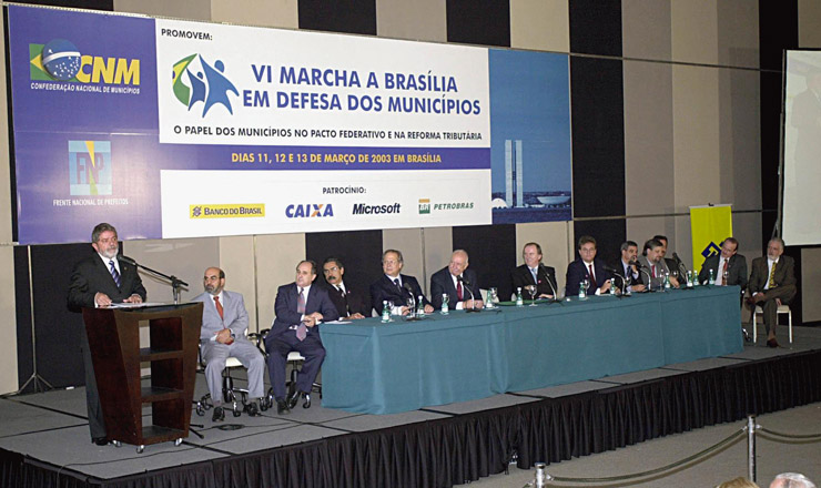  <strong> O presidente Lula fala</strong> aos participantes da 6ª Marcha a Brasília em Defesa dos Municípios, no Hotel Blue Tree Park   