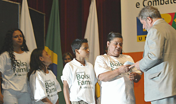  <strong> Presidente Lula entrega cartão do Bolsa Família </strong> a uma família de Belo Horizonte, em março de 2004