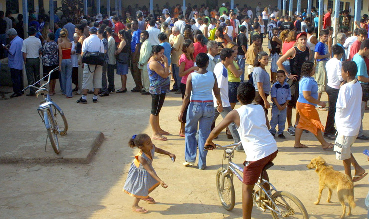  <strong> Em Santo Antônio do Descoberto (GO), eleitores formam fila </strong> antes da abertura das seções