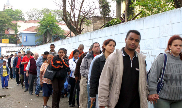  <strong> Em escola da Zona Leste de São Paulo, população aguarda </strong> o início da votação o 1º turno