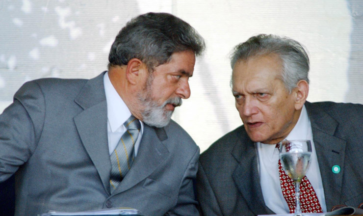  <strong> Furtado conversa com o presidente Lula, </strong> durante a solenidade de recriação da Sudene, em Fortaleza, julho de 2003