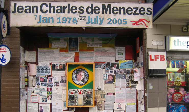  <strong> Memorial para Jean Charles de Menezes,</strong>  na parte externa da estação de Stockwell, em Londres