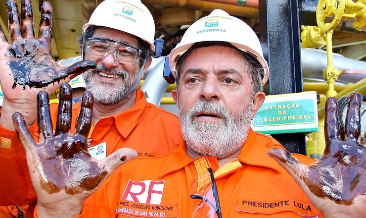  <strong> O presidente Lula</strong>  e o presidente da Petrobras, Sérgio Gabrielli, com as mãos sujas de óleo extraído da camada pré-sal, em 2 de setembro de 2008
