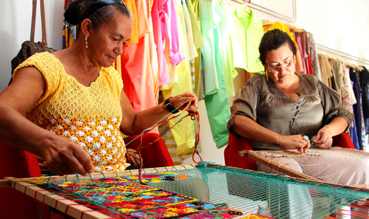  <strong> Mulheres fazem tecelagem artesanal: estatuto visa beneficiar </strong> micros e pequenos empreendedores