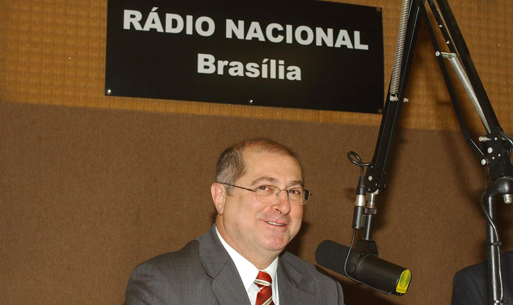  <strong> Ministro do Planejamento, Paulo Bernardo, celebra </strong> em entrevista o saldo recorde da balança comercial 
