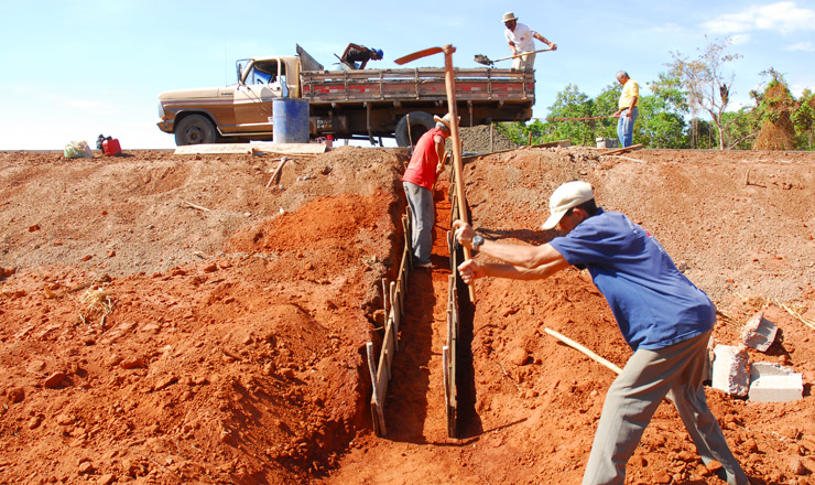  <strong> Operários trabalham na recuperação da BR-070, </strong> no trecho goiano entre Aparecida do Rio Claro (Montes Claros de Goiás) e Aragarças, julho de 2007