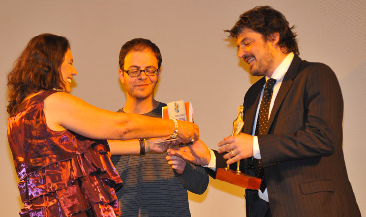  <strong> Tereza Cruvinel entrega </strong> o prêmio Exibição TV Brasil, na categoria longa-metragem, ao diretor André Ristum (de óculos) e ao produtor Fabiano Gullane, pelo filme "Meu País"