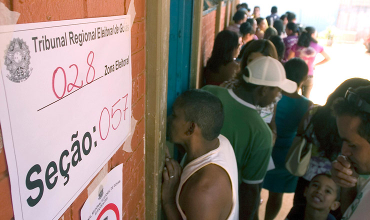  <strong> Fila de eleitores em Águas Lindas de Goiás: </strong> com a segurança reforçada, o município tem votação tranquila