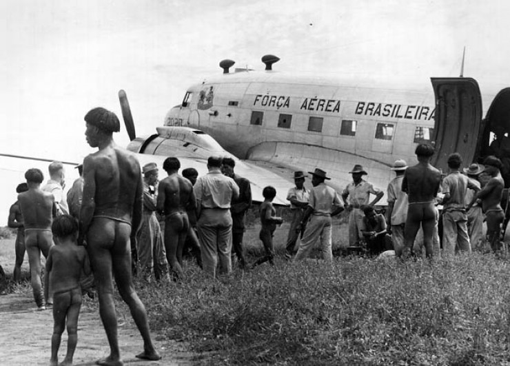  <strong> Irmãos Vilas-Boas visitam </strong> aldeia indígena em 20 de janeiro de 1954, aproveitando voo inaugural da rota Rio-Manaus