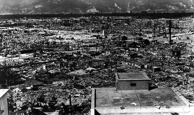  <strong> Metal retorcido e escombros. </strong> É o que restou da cidade mais industrializada do Japão, Hiroshima, alguns dias depois que a bomba atômica foi lançada