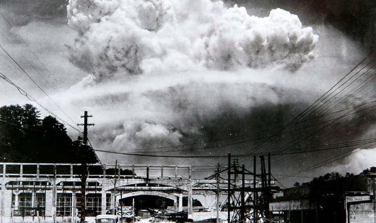  <strong> Cogumelo atômico sobre a cidade de Nagasaki, </strong> visto de Koyagi-jima, a cerca de 10 km do local da explosão, em 9 de agosto de 1945