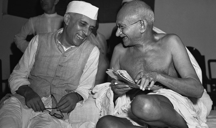  <strong> Jawaharlal Nehru e Gandhi</strong> durante encontro do Partido do Congresso, Bombaim, janeiro de 1946