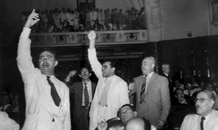  <strong> Parlamentares comunistas</strong> protestam contra a cassação dos mandatos, RJ, 10.1.1948