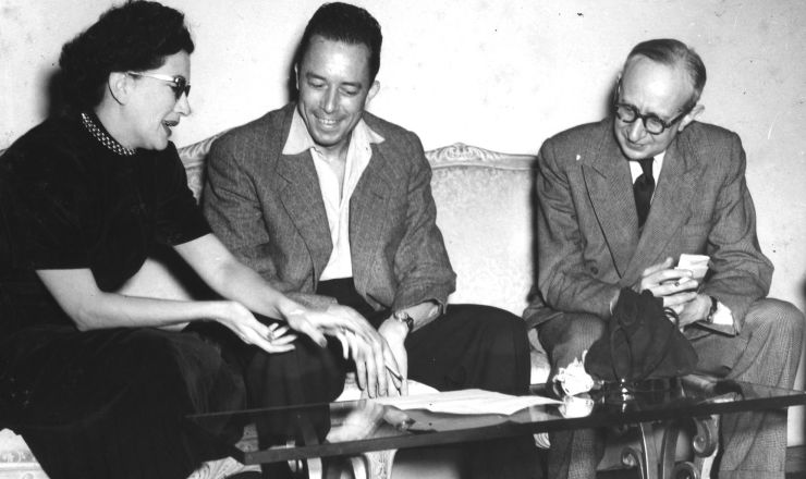  <strong> Albert Camus </strong> (ao centro) em visita à Agência Nacional, no Rio de Janeiro, em julho de 1949