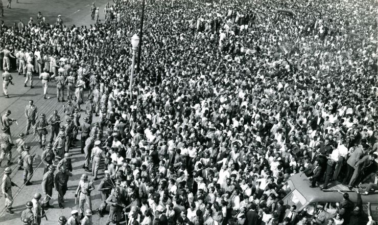  <strong> Populares são contidos </strong> em frente ao aeroporto Santos Dumont durante o embarque do corpo de Getúlio para o RS