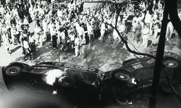  <strong> Peruas de distribuição</strong> do jornal 'O Globo' são incendiadas na manhã de 24 de agosto de 1954