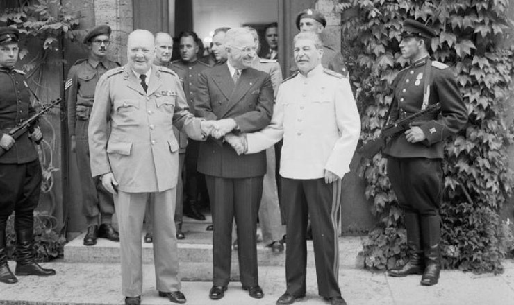  <strong> Churchill, Truman e Stálin apertam-se as mãos </strong> durante a Conferência de Potsdam, Alemanha. Truman sucedera a Franklin Roosevelt, morto em abril, na Presidência dos EUA