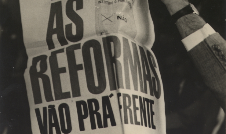  <strong> Cartaz da campanha pelo fim do parlamentarismo: </strong> “Libertado um presidente, as reformas vão pra frente!”