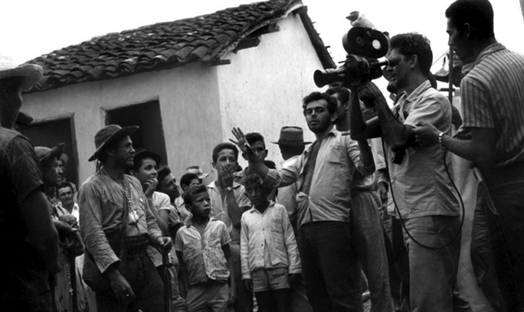  <strong> Glauber abre os braços para dirigir </strong> cena de "Deus e o Diabo na Terra do Sol" em 1964, na Bahia