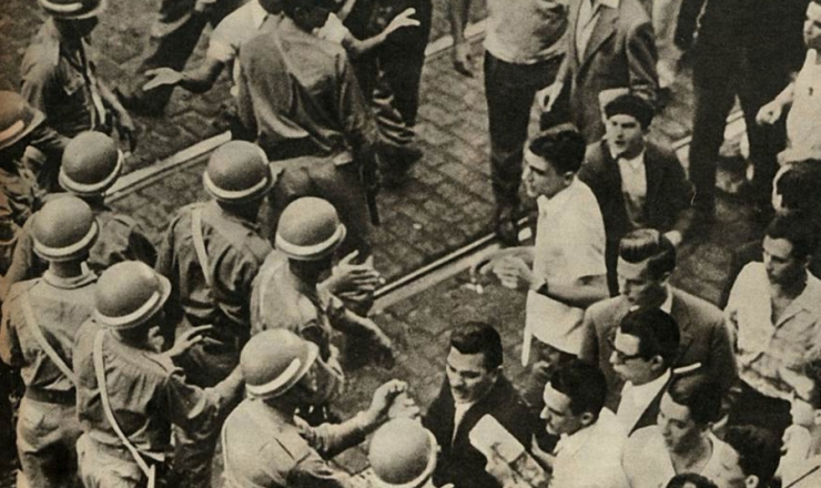  <strong> Policiais e manifestantes se enfrentam </strong> durante a "greve do um terço", em foto publicada na revista “O Cruzeiro”<strong> </strong> de 29 de setembro de 1962