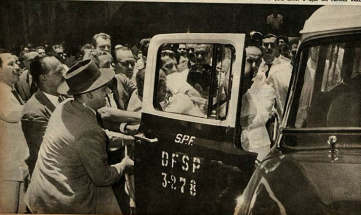  <strong> Manifestante da "greve do um terço" é detido </strong> pela polícia, em foto publicada na revista "O Cruzeiro", edição de 29 de setembro de 1962