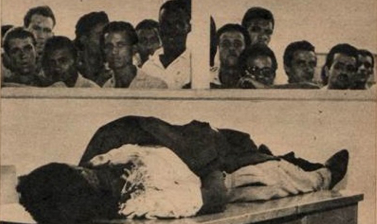  <strong> Trabalhadores da usina observam </strong> o cadáver de um companheiro assassinado no massacre de Ipatinga   