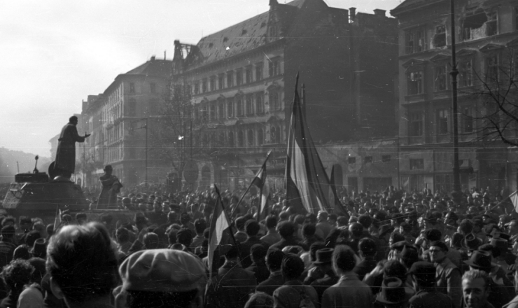  <strong> Manifestação em Budapeste</strong> durante a Revolução Húngara de 1956   