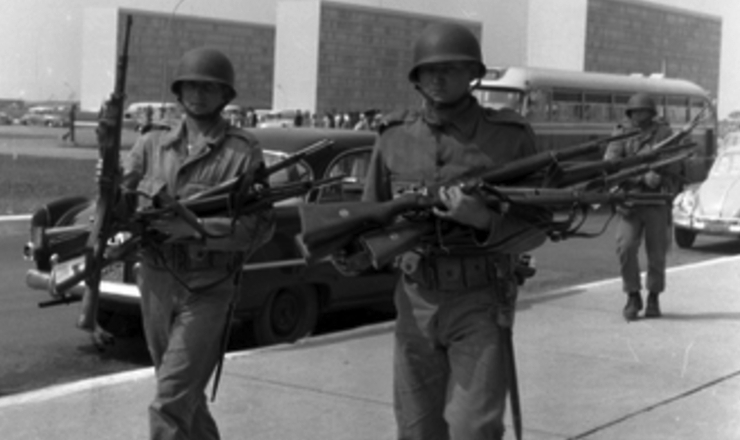  <strong> Em Brasília, soldados do Exército confiscam armas </strong> dos rebeldes pouco depois da rendição