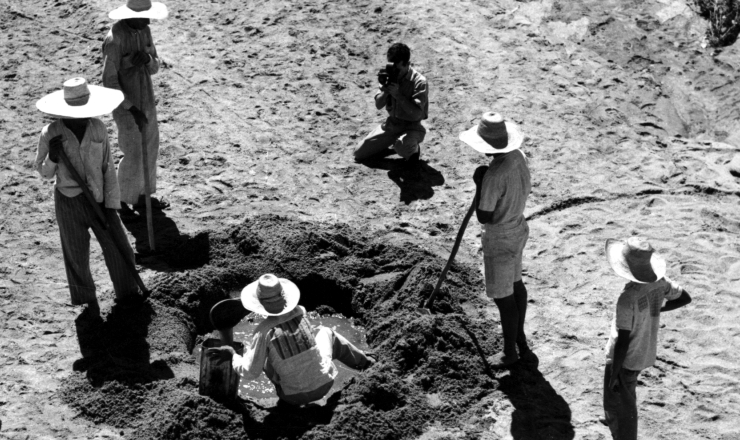  <strong> Flagelados nordestinos buscam água</strong> em cacimba durante a seca de 1958
