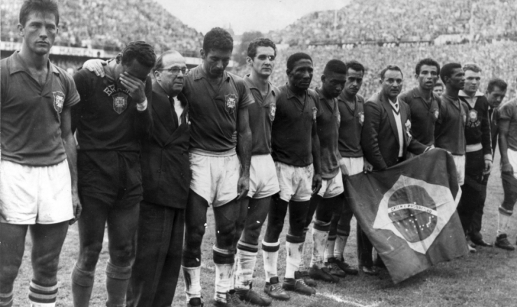  <strong> A Seleção Brasileira de 1958</strong>  na Suécia, instantes após a partida que definiu o campeão mundial