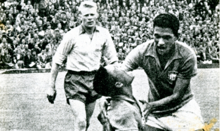  <strong> Amparado por Garrincha, Pelé chora</strong> após marcar seu segundo gol contra a Suécia, o quinto do Brasil