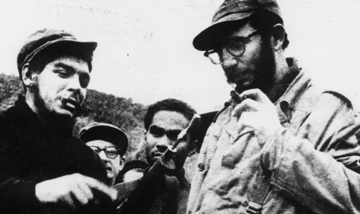  <strong> Che Guevara e Fidel Castro</strong> na serra Maestra, durante a Revolução Cubana