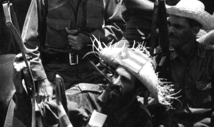  <strong> De chapéu com a bandeira de Cuba, Camilo Cienfuegos comemora </strong> a vitória da revolução